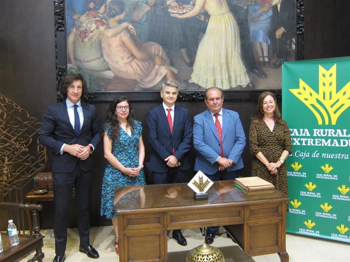 Autoridades en la firma de un convenio por el que Caja Rural de Extremadura dona al SES una unidad de terapia robótica completa para el Complejo Hospitalario de Badajoz
