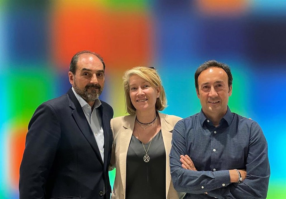 Archivo - El consejero delegado de Kabel, José Ramón Barrionuevo,  la directora general de Avanade Iberia, Silvia Vidal y el fundador y presidente de Kabel, Alfredo Rivela