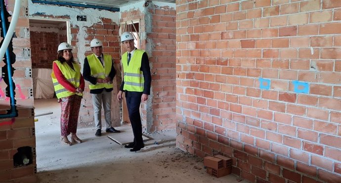 Pedro Fernández (d) visita obras en el Centro Penitenciario de Jaén.