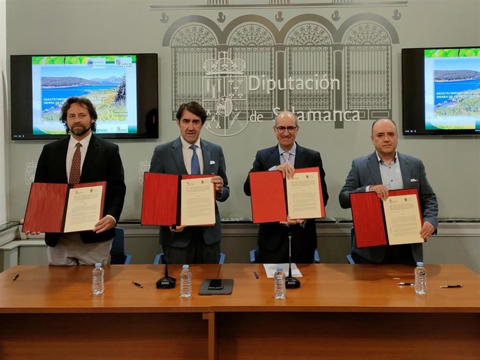 El presidente de mancomunidad Embalse de Béjar, Antonio Cámara (i), el consejero Juan Carlos Suárez-Quiñones, el presidente de la Diputación de Salamanca, Javier Iglesias, y el presidente de la mancomunidad Sierra de Francia, Mauricio Angulo.