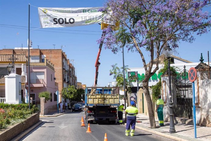 El Ayuntamiento de Mairena inicia la campaña 'Que sólo dejen huella tus pisadas' para colaborar en la limpieza con ocasión del paso de las hermandades rocieras.