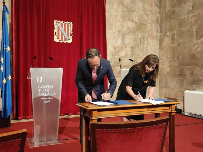 La presidenta del Govern, Francina Armengol, y el jefe del Gobierno de Andorra, Xavier Espot, firman un protocolo de colaboración, en el Consolat de Mar.