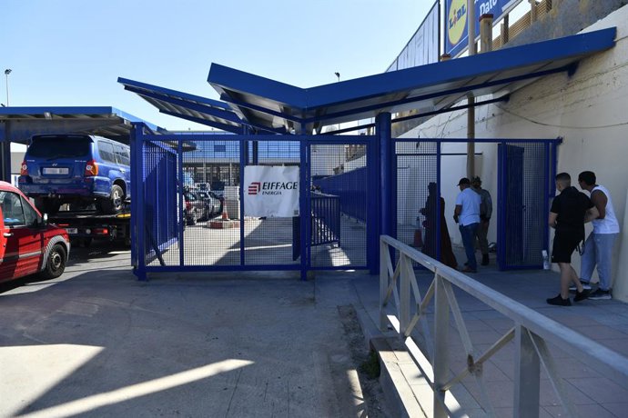 Varios vehículos y personas en el paso fronterizo de España y Marruecos en Ceuta, a 17 de mayo de 2022, en Ceuta (España). España y Marruecos han alcanzado un acuerdo para reabrir las fronteras terrestres con Ceuta y Melilla, cerradas desde marzo de 202