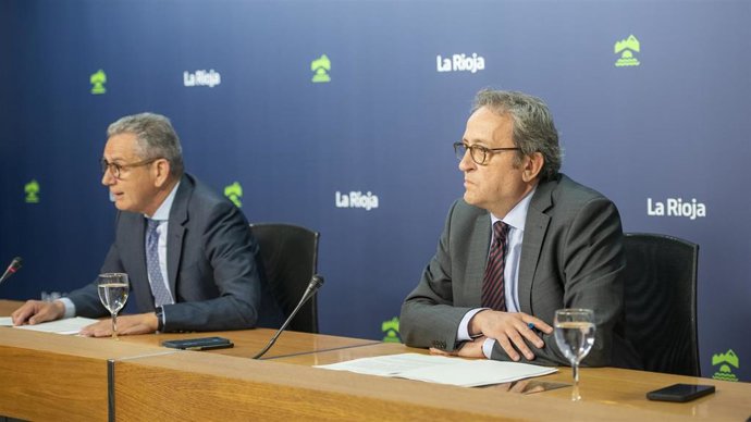 El consejero de Hacienda y Administración Pública, Celso González, y el director general de Función Pública, Manuel García, informan sobre Empleo Público