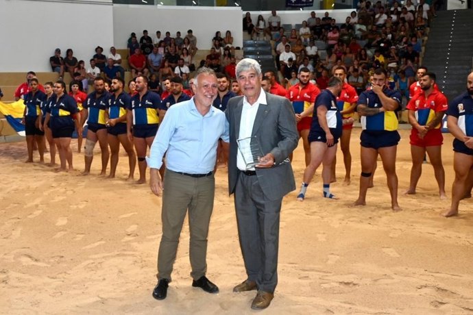 El presidente de Canarias, Ángel Víctor Torres, acude en Lanzarote a la Luchada Institucional del Día de Canarias