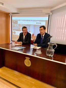 El consejero de Fomento e Infraestructuras, José Ramón Díez de Revenga, y el presidente del Colegio Oficial de Gestores Administrativos de la Región de Murcia, José Damián Pérez de las Bacas y Vacas, durante la presentación del programa de ayudas