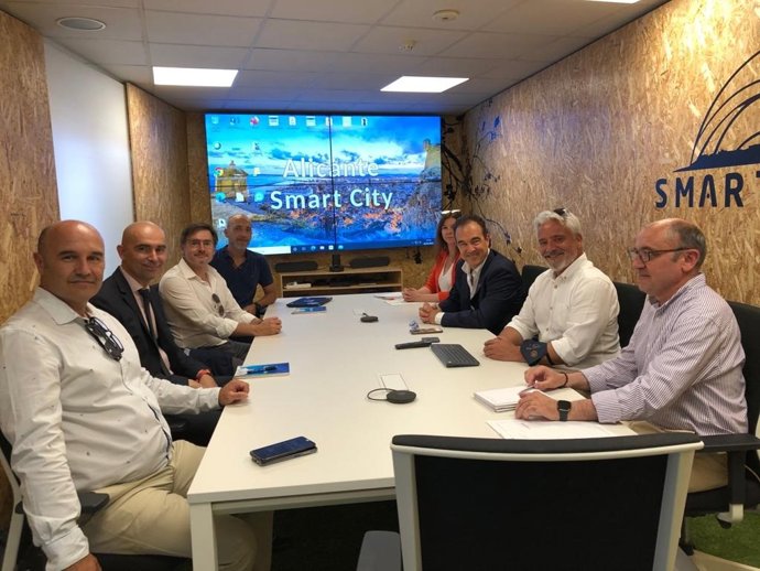 El concejal de Presidencia y Nuevas Tecnologías, Antonio Peral, se reúne con los responsables del programa de implementación de la capa de Inteligencia Artificial (AL21) a la web.