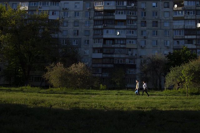 Civiles por las calles de Járkov, en Ucrania