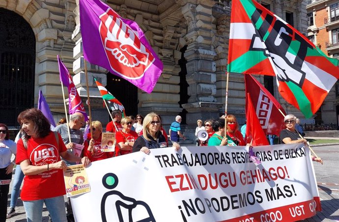 Concentración de UGT y CCOO para exigir que se negocie el convenio de Residencias de Bizkaia