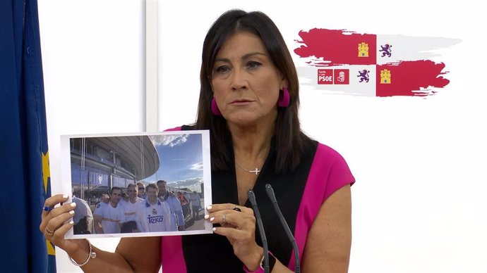 El secretaria de Organización del PSOE, Ana Sánchez, muestra la fotografía de Alfonso Fernández Mañeuco en la final de la Champions
