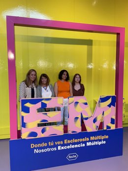 Parte del equipo de Roche Farma España, Clara Castaño (izquierda) y Carmen Valls, junto con la paciente Esther y Gabriela Hidalgo (derecha).