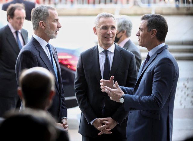 (E-D) El rei Felip VI, el secretari general de l'OTAN, Jens Stoltenberg, i el president del Govern central, Pedro Sánchez