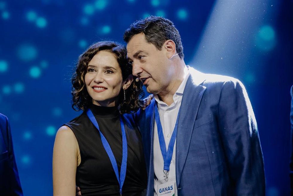 La presidenta de la Comunidad de Madrid; Isabel Díaz Ayuso, y el presidente de la Junta y candidato del PP de Andalucía a la reelección, Juanma Moreno. Archivo.