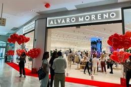 En una superficie de más de 500 metros cuadrados, Álvaro Moreno implanta en Los Arcos  un nuevo concepto de tienda basado en la renovada imagen corporativa, con nuevos rótulos, logotipo, un diseño muy cuidado y muchas colecciones.