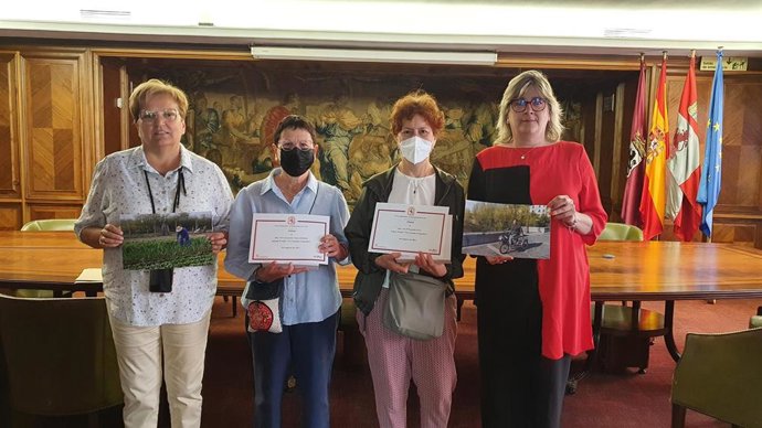 La concejal de Mayores, Lourdes González, -a la izquierda- y la concejal de Igualdad, Consumo y Salubridad, Argelia Cabado, -a la derecha- junto a las premiadas del certamen fotográfico Nuestros mayores en acción.