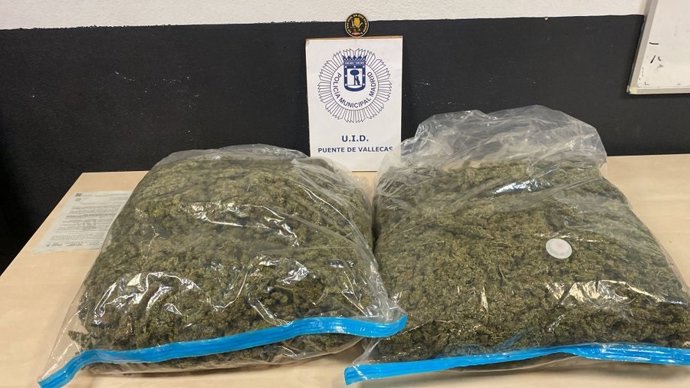 Detenidos dos hombres que llevaban casi 10 kilos de marihuana en el maletero de su coche