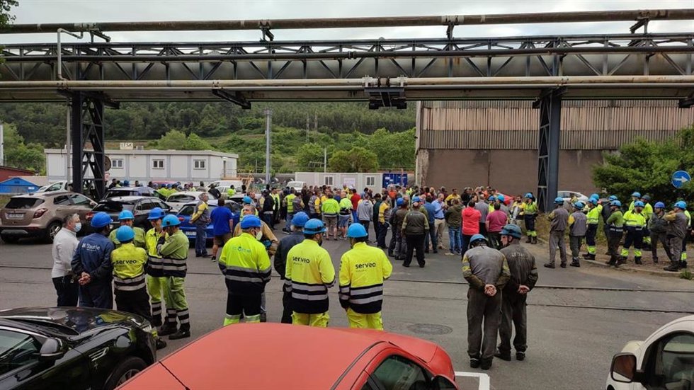Concentración por los despidos de dos trabajadores de Serveo