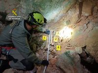Recuperan del fondo de una cueva de Ibiza parte de un esqueleto que podría tener más de 30 años de antigüedad