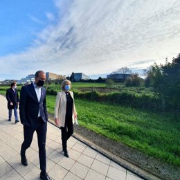 El alcalde de Torrelavega y la consejera de Educación en la parcela donde se construirá el conservatorio