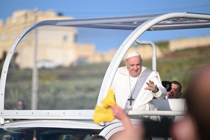 Archivo - 02 April 2022, Malta, Gharb: Pope Francis waves to believers in front of the National Shrine Madonna ta' Pinu. Photo: Johannes Neudecker/dpa