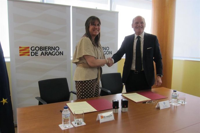 La consejera de Sanidad, Sira Repollés, y el presidente del Colegio de Odontólogos y Estomatólogos de Aragón, Jaime Alfonso, firman el convenio para la prestación de la atención dental infantil y juvenil de forma gratuita en 2022.