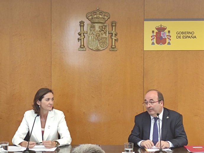 La ministra de Industria, Comercio y Turismo, Reyes Maroto, y el ministro de Cultura y Deporte, Miquel Iceta