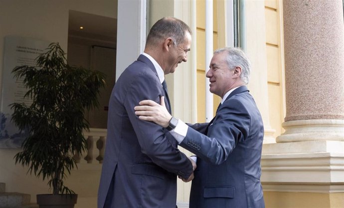 El Lehendakari, Iñigo Urkullu, con el presidente del Consejo Ejecutivo de Córcega, Gilles Simeoni, en si visita a la isla