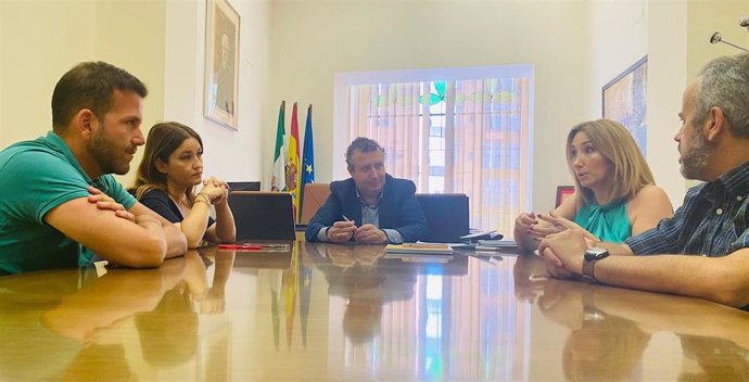 El secretario general del PSOE de Sevilla, Javier Fernández, en el centro de la imagen, se ha reunido con trabajadores del Servicio Andaluz de Dependencia.