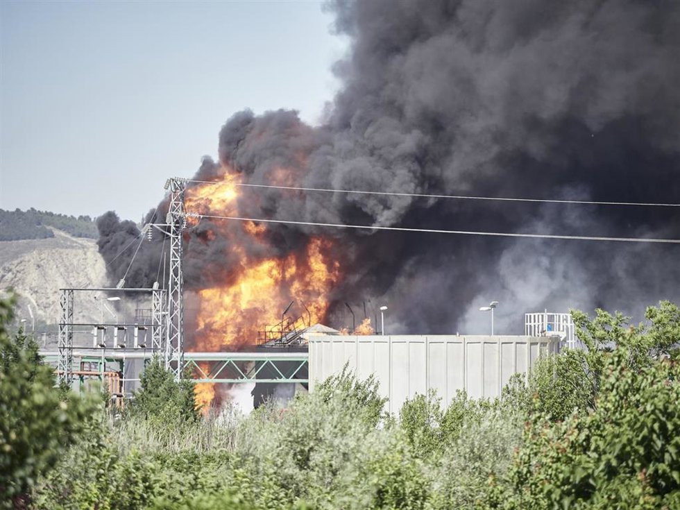 Nube negra de humo y fuego generado por la explosión en una planta biodiesel de Calahorra, a 26 de mayo de 2022, en Calahorra, La Rioja (España). Dos personas han fallecido tras producirse una explosión en una planta de biodiesel,