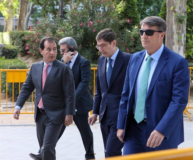 El que fuera consejero delegado de la entidad bancaria y actual presidente de Caixabank, José Ignacio Goirigolzarri (c), acude a testificar a la Audiencia Nacional.