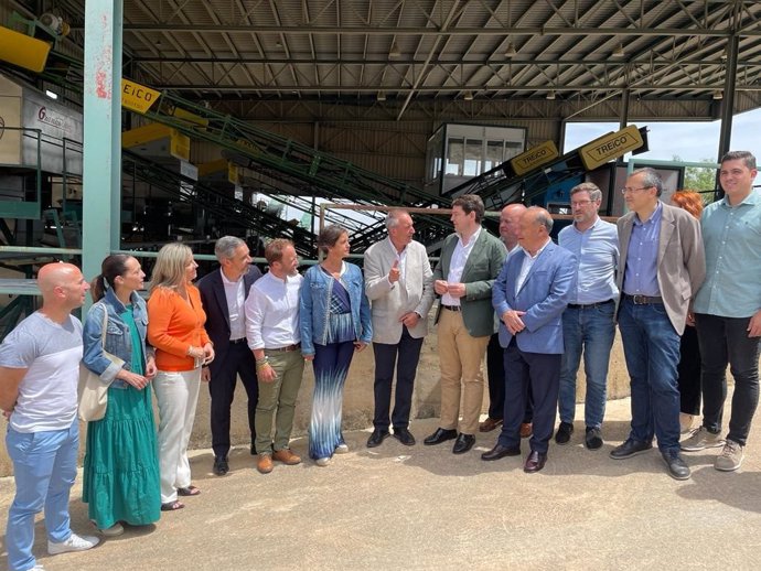 Mañueco, junto a miembros y candidatos del PP de Jaén, en la cooperativa.