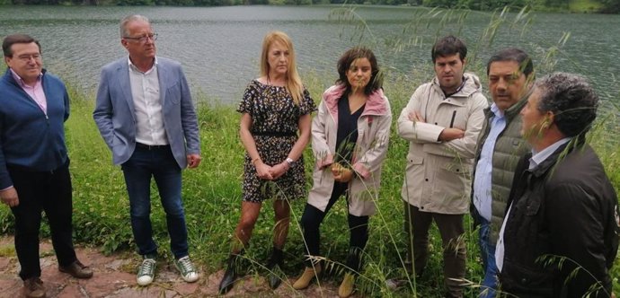 Los diputados del PP de Asturias Javier Brea, José Felgueres y Beatriz Polledo, visitan el embalse de Tanes junto a miembros del PP del Nalón.