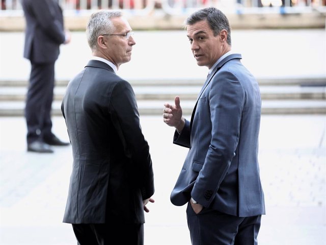 El secretari general de l'OTAN, Jens Stoltenberg  (e), i el president del Govern central, Pedro Sánchez