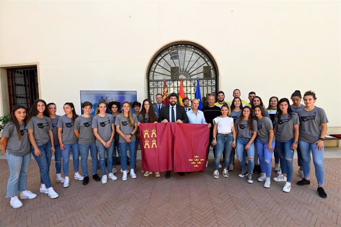 Las jugadoras del Alhama Club de Fútbol ElPozo, recibidas por López MIras tras su "histórico" ascenso a Primera