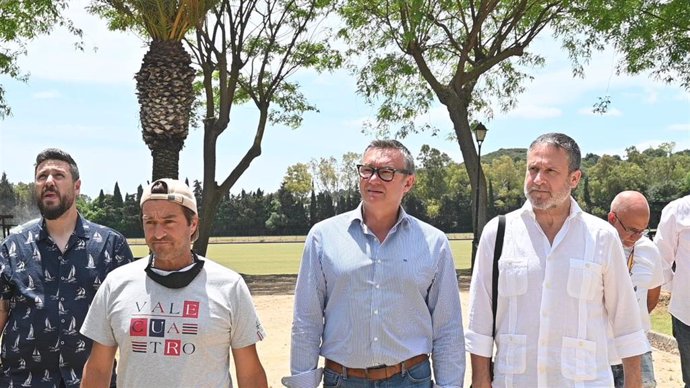 El candidato de Vox por la provincia de Cádiz al Parlamento de Andalucía, Manuel Gavira, en su visita a San Roque.