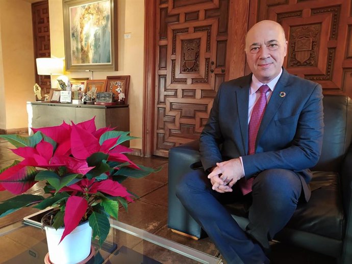 Archivo - El presidente de la Diputación de Córdoba, Antonio Ruiz, en su despacho del Palacio de la Merced.