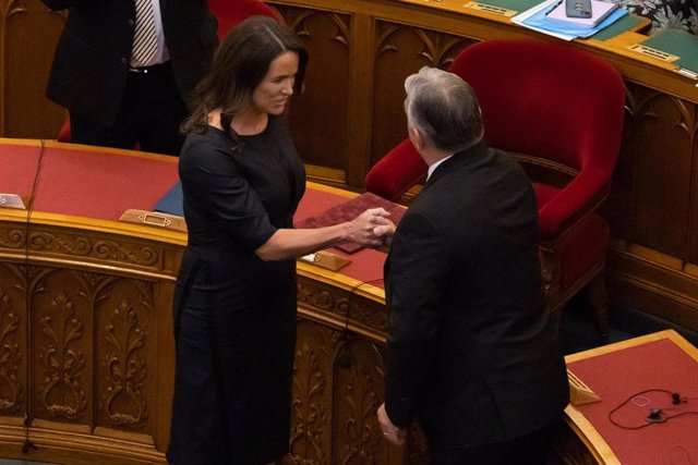 Archivo - La presidenta de Hungría, Katalin Novák, saluda al primer ministro del país, Viktor Orbán