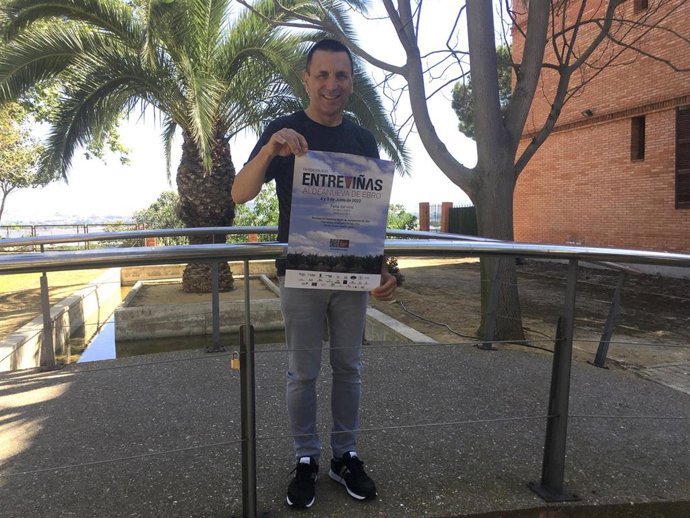 El alcalde de Aldeanueva, Ángel Fernández, con el cartel de Entreviñas