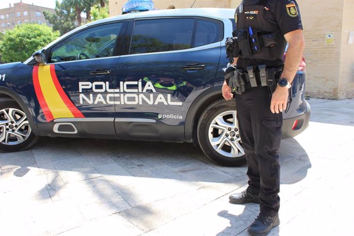 Nota De Prensa: "La Policía Nacional Detiene A Un Joven Tras Clavar Un Cuchillo A Su Padre En La Mano Y Golpearle En La Cabeza"