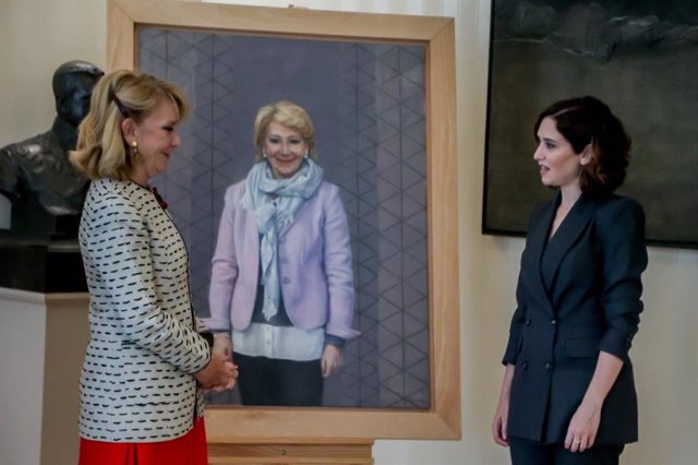 La presidenta de la Comunidad, Isabel Díaz Ayuso, presenta el retrato de la expresidenta Esperanza Aguirre.