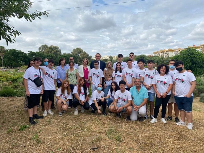 Alumnos del IES Híspalis estudian la presencia de metales en los suelos de huertos urbanos.