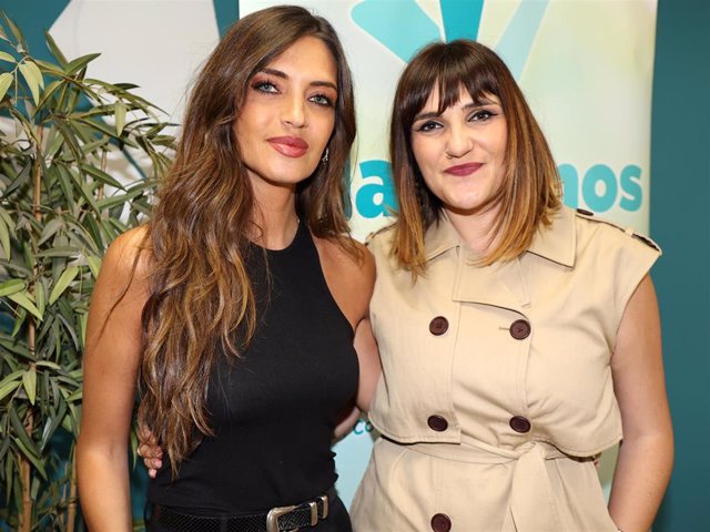 Sara Carbonero, con María Rozalén en la presentación del nuevo single de la cantante, 'Agárrate a la vida'