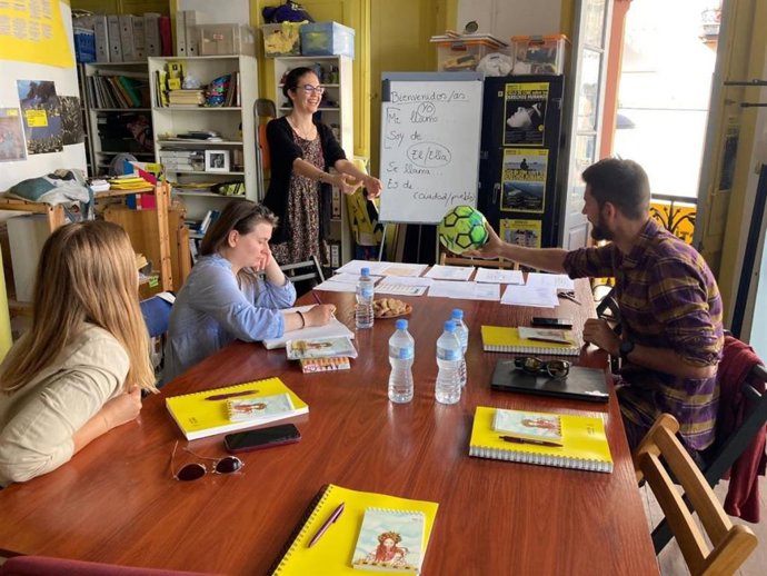 Clase de español para refugiados ucraniamos en la sede de Aministía Internacional en Santa Cruz de Tenerife