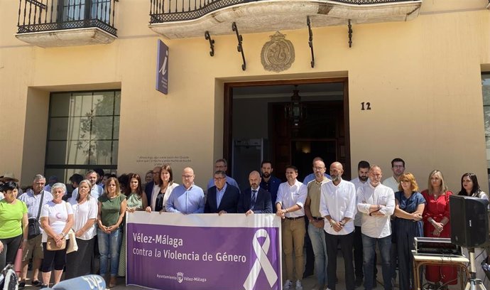 Concentración el repulsa de los últimos casos de violencia machista en Vélez-Málaga