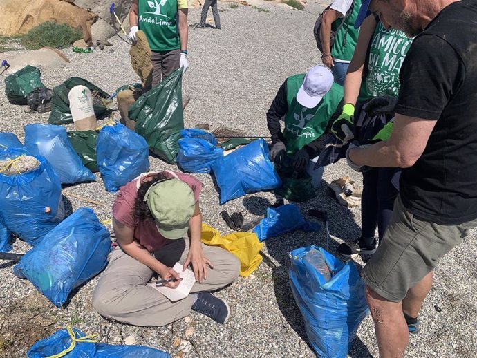 El programa 'Mares 0,0' de la Diputación de Málaga recoge 890 kilos de residuos en cuatro playas malagueñas
