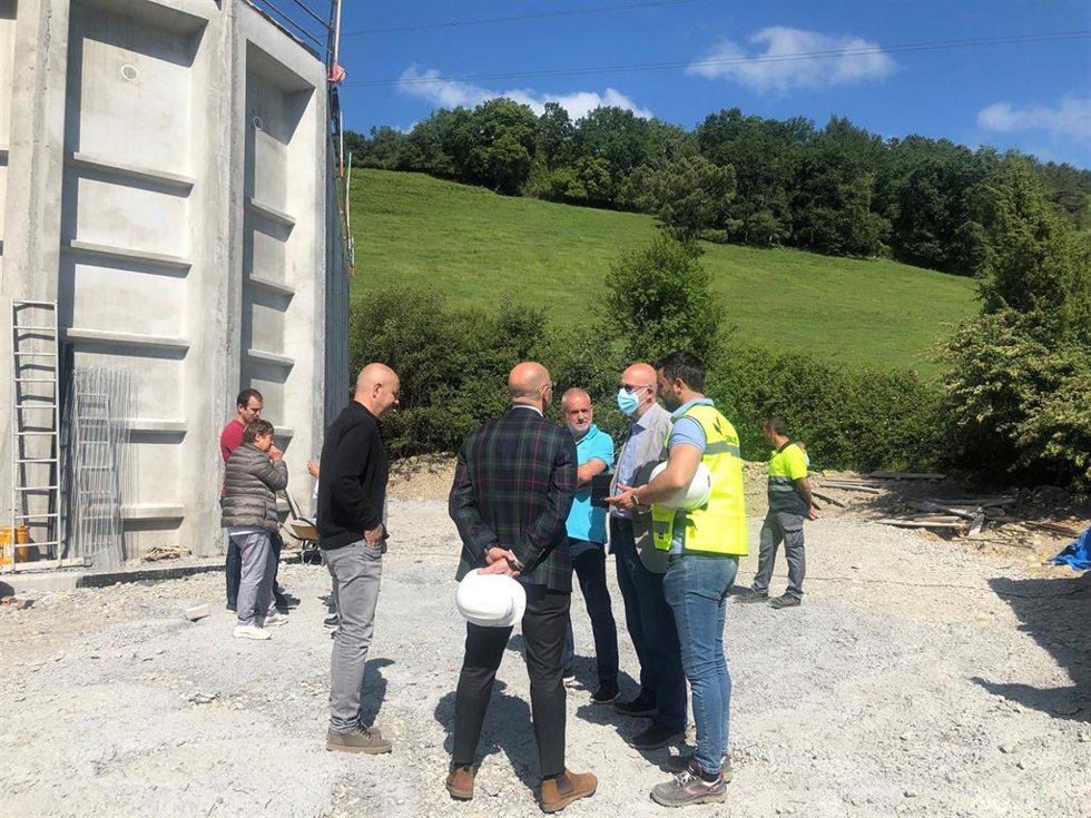 El diputado foral de Medio Ambiente, Josean Galera, visita las obras en Artziniega