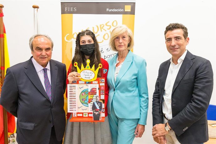 La alumna de la Sagrada Familia Jana Santos gana la fase autonómica del concurso '¿Qué es un rey para ti?'