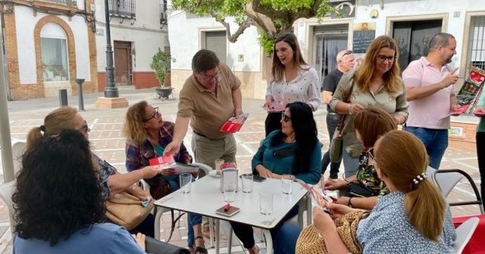 La cabeza de lista del PSOE de Huelva a las próximas elecciones autonómicas del 19 de junio, María Márquez,  realiza un reparto de material informativo en Trigueros.