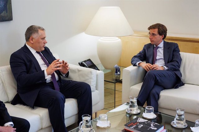 El consejero diplomático y jefe adjunto de la Oficina del presidente de Ucrania, Ihor Zhovkva (i) y el alcalde de Madrid, José Luis Martínez-Almeida (d), durante un encuentro en el Palacio de Cibeles, a 30 de mayo de 2022, en Madrid (España).