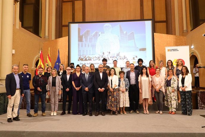 El consejero de Educación, Cultura y Deporte del Gobierno de Aragón, Felipe Faci, preside la celebración del Día de la Educación Aragonesa.